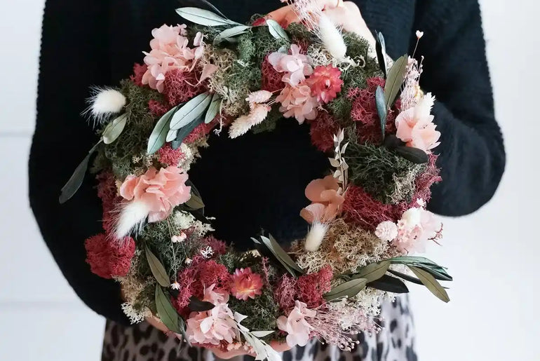 Trockenblumen Adventskranz Sophie: DIY-Set mit Anleitung für individuellen Kranz in Rot, Grün und Rosé