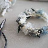 DIY-Trockenblumen-Blumenarmband Lorelei in Blau und Creme
