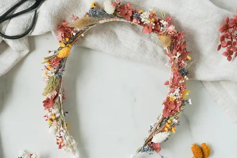 DIY-Trockenblumen Haarkranz Leonie: Set mit 12 verschiedenen Trockenblumen in Altrosa, Creme, Grün und Gelb für individuellen Blumenschmuck