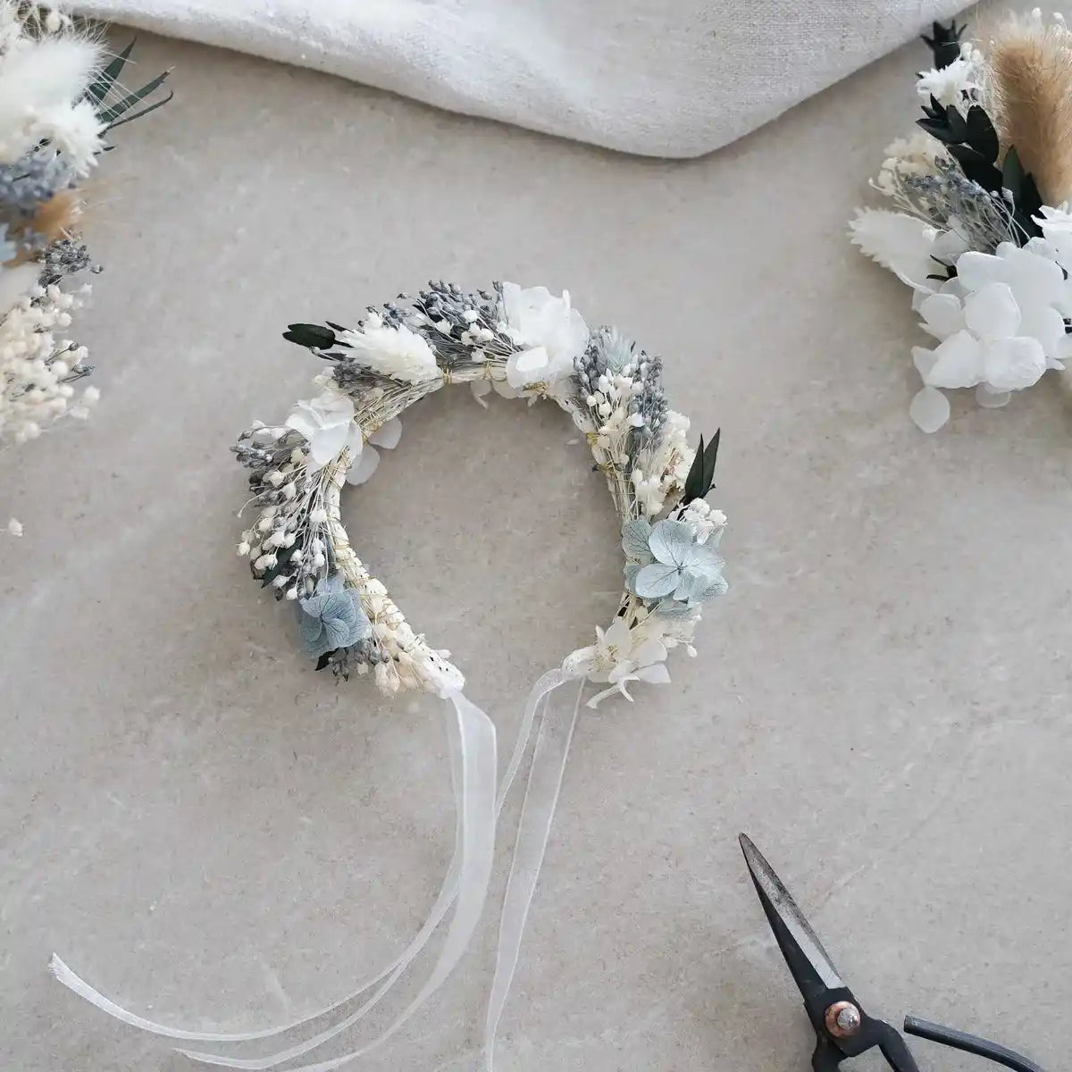 DIY-Trockenblumen-Blumenarmband Lorelei in Blau und Creme für die Hochzeit
