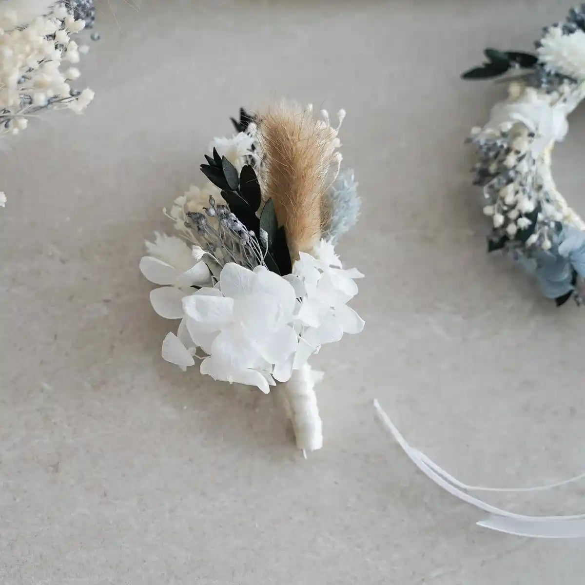 DIY-Trockenblumen-Boutonnière Lorelei in Blau und Creme für die Hochzeit