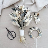 DIY-Hochzeitsset Lorelei: Brautstrauß, Blumenarmband und Boutonnière aus Trockenblumen in Blau und Creme