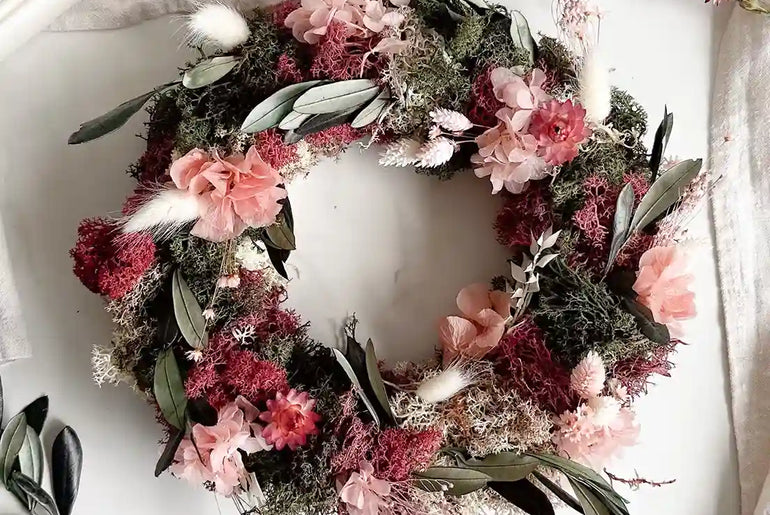 DIY-Adventskranz Sophie: 25 cm Strohrömer mit 13 Trockenblumenarten in Rot, Grün und Rosé
