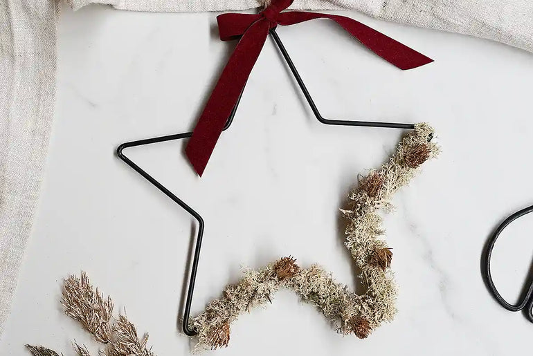 DIY-Set Weihnachtsstern Stella creme: 18 cm Metallstern mit Moos und Samtband für festliche Deko