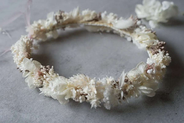 Haarkranz DIY-Set Lea: Anleitung und Erklärvideo für Selbstbau des Haarkranzes mit Trockenblumen in Creme und Rosa