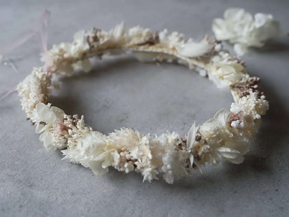 Haarkranz DIY-Set Lea: Anleitung und Erklärvideo für Selbstbau des Haarkranzes mit Trockenblumen in Creme und Rosa