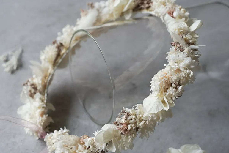 DIY-Trockenblumen Haarkranz Lea: Set mit Basteldraht, 10 Trockenblumenarten in Creme und Rosa für Haarschmuck