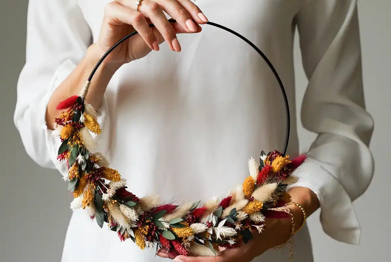 DIY-Trockenblumenkranz Rosalie schwarz: 25 cm Metallring mit Trockenblumen in Rot, Gelb und Grün