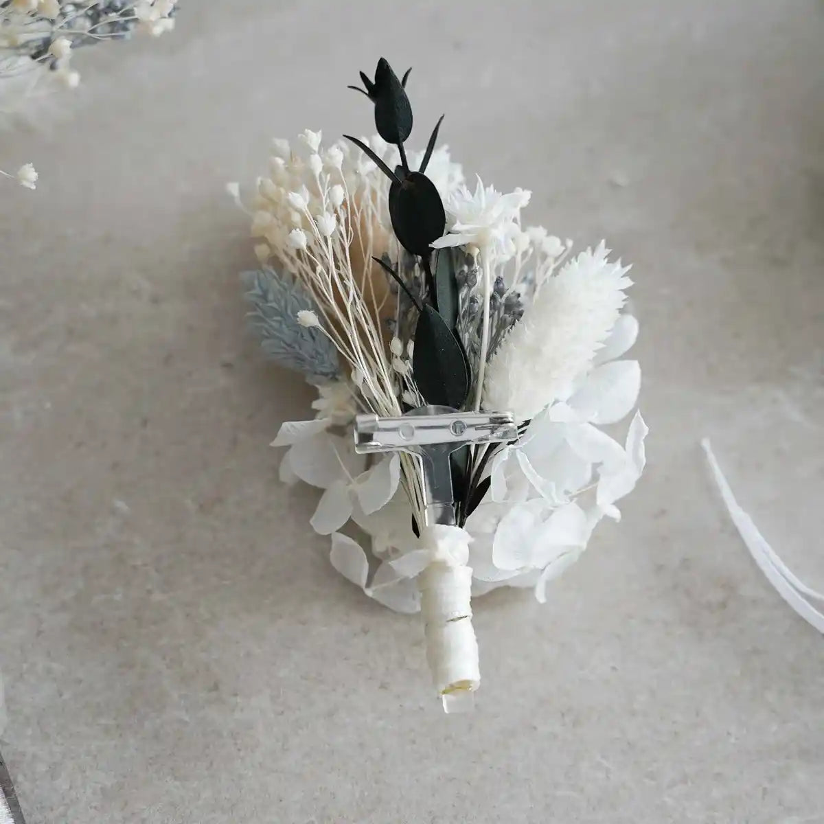 DIY-Trockenblumen-Boutonnière Lorelei in Blau und Creme