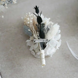 DIY-Trockenblumen-Boutonnière Lorelei in Blau und Creme