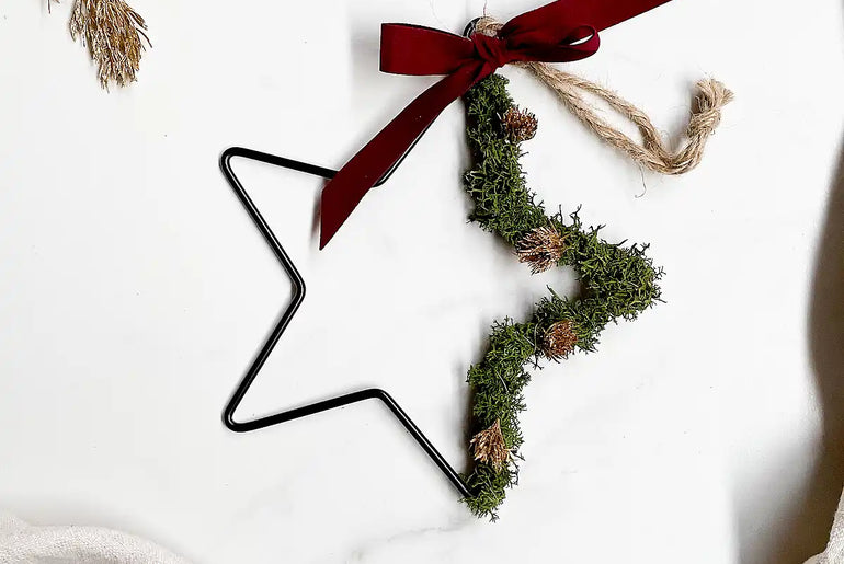 DIY-Set Weihnachtsstern Stella grün: 15 cm Metallstern mit Moos und dunkelgrüner Samtschleife