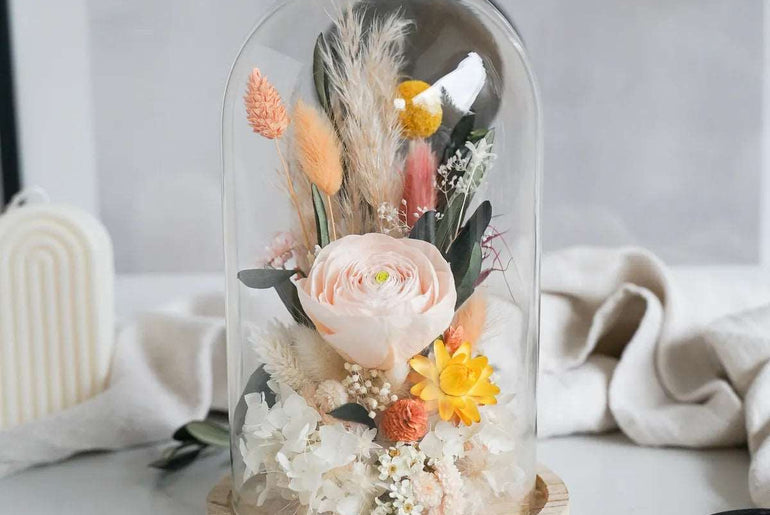 DIY-Trockenblumengesteck Bella: Glasglocke mit 13 Trockenblumen und einer konservierten Ranunkel