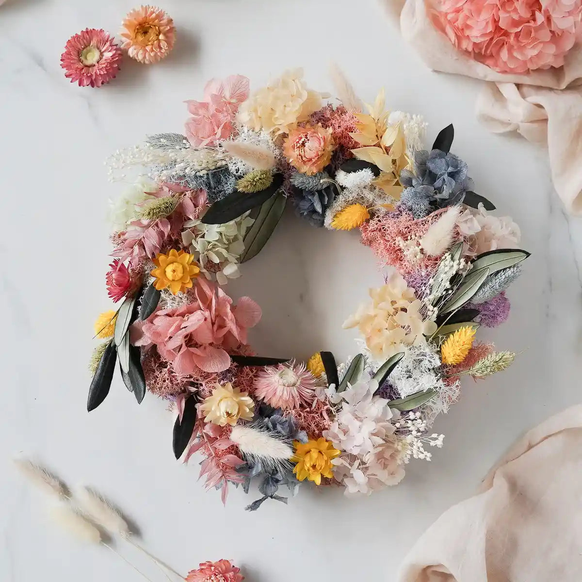 DIY-Trockenblumen Tischkranz Emilia: 20 cm Strohrömer mit 19 verschiedenen Trockenblumen und Moosen