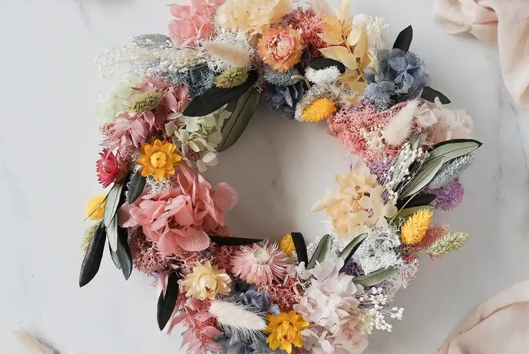 DIY-Trockenblumen Tischkranz Emilia: 20 cm Strohrömer mit 19 verschiedenen Trockenblumen und Moosen