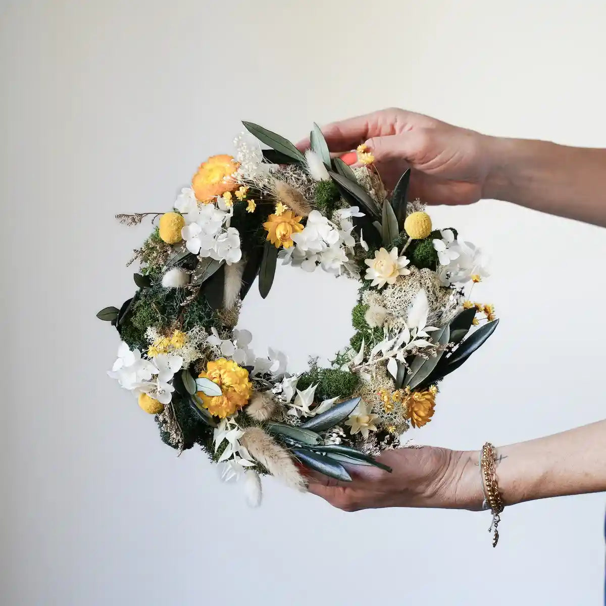 Handgemachter Trockenblumenkranz Ruth in Naturweiß und Grün – DIY-Set für stilvolle Tischdeko