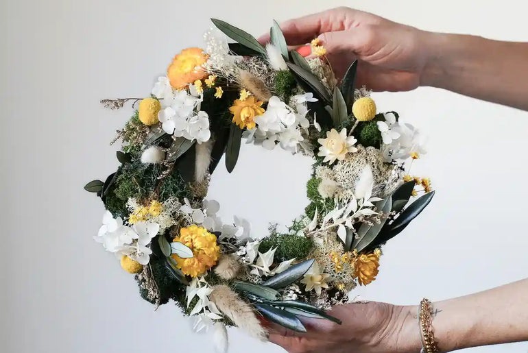 Handgemachter Trockenblumenkranz Ruth in Naturweiß und Grün – DIY-Set für stilvolle Tischdeko