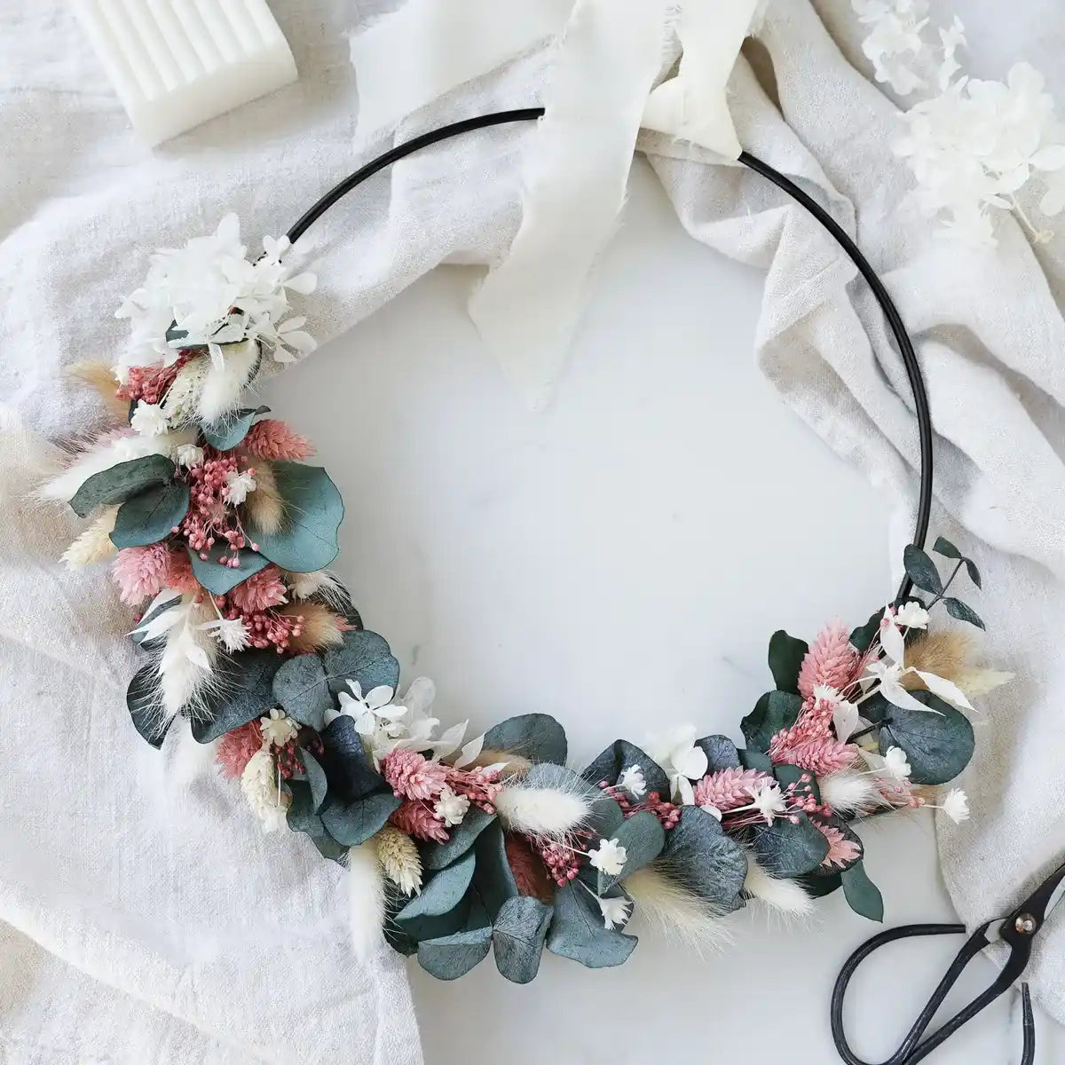 DIY-Trockenblumenkranz Eva schwarz: 25 cm Metallring mit Trockenblumen in Rosa, Weiß und Grün