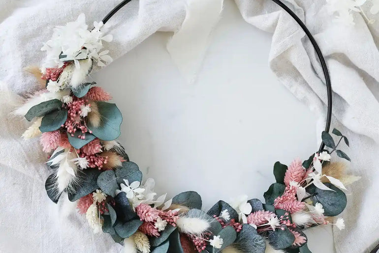 DIY-Trockenblumenkranz Eva schwarz: 25 cm Metallring mit Trockenblumen in Rosa, Weiß und Grün