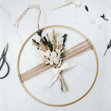 DIY-Trockenblumenkranz Carla: 25 cm Metallring mit 7 Trockenblumenarten in Creme, Grün und Beige