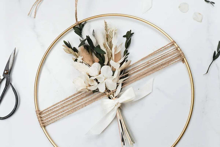 DIY-Trockenblumenkranz Carla: 25 cm Metallring mit 7 Trockenblumenarten in Creme, Grün und Beige