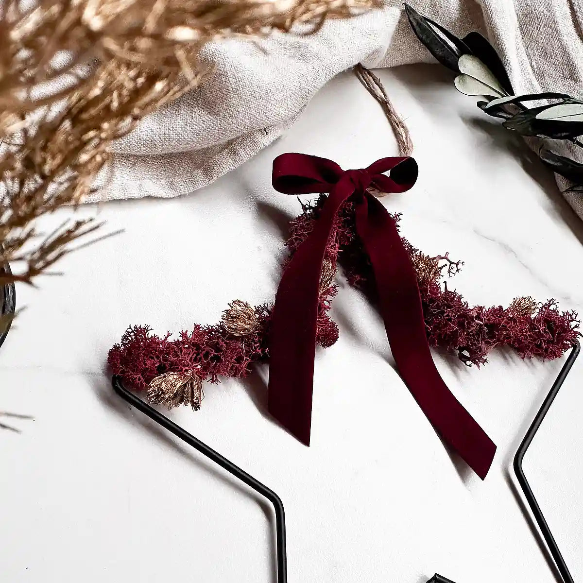 Bastelset Stella rot: Eleganter Trockenblumenstern mit rotem Moos und Juteschnur für festliche Dekoration