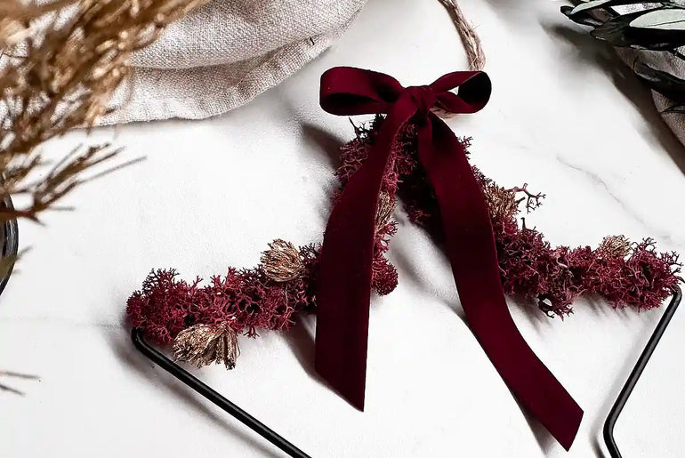 Bastelset Stella rot: Eleganter Trockenblumenstern mit rotem Moos und Juteschnur für festliche Dekoration
