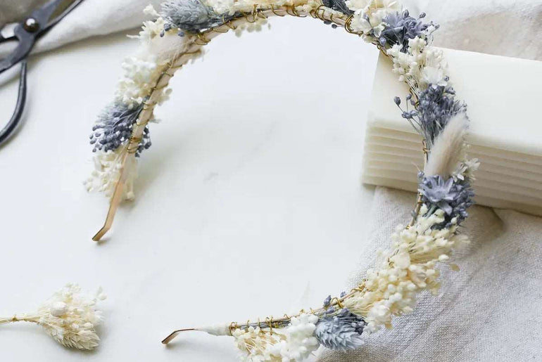 DIY-Trockenblumen Haarreif Soey: Set mit 9 verschiedenen Trockenblumenarten in Blau, Creme und Weiß für individuellen Haarschmuck