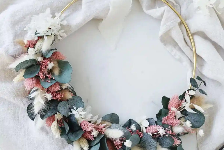 DIY-Trockenblumenkranz Eva: 25 cm Metallring mit Trockenblumen in Grün, Creme und Rosa für eleganten Kranz