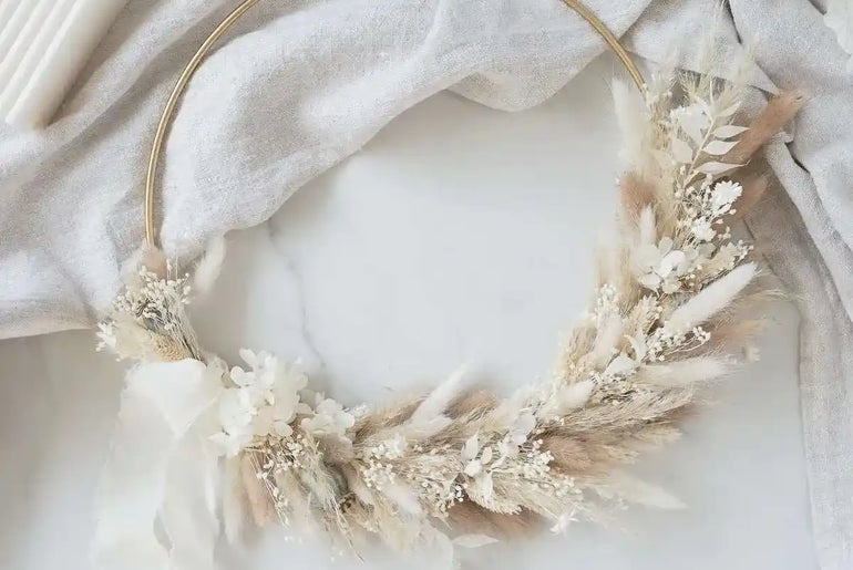 DIY-Trockenblumen Wandkranz Miri: 25 cm Metallring mit Trockenblumen in Creme und Weiß für Wanddeko