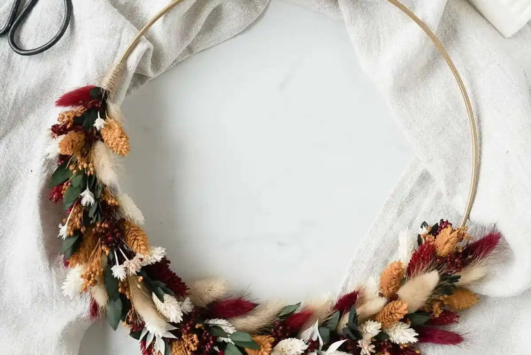 DIY-Trockenblumenkranz Rosalie: 25 cm Metallring mit 10 Trockenblumenarten in Rot, Gelb, Creme und Grün