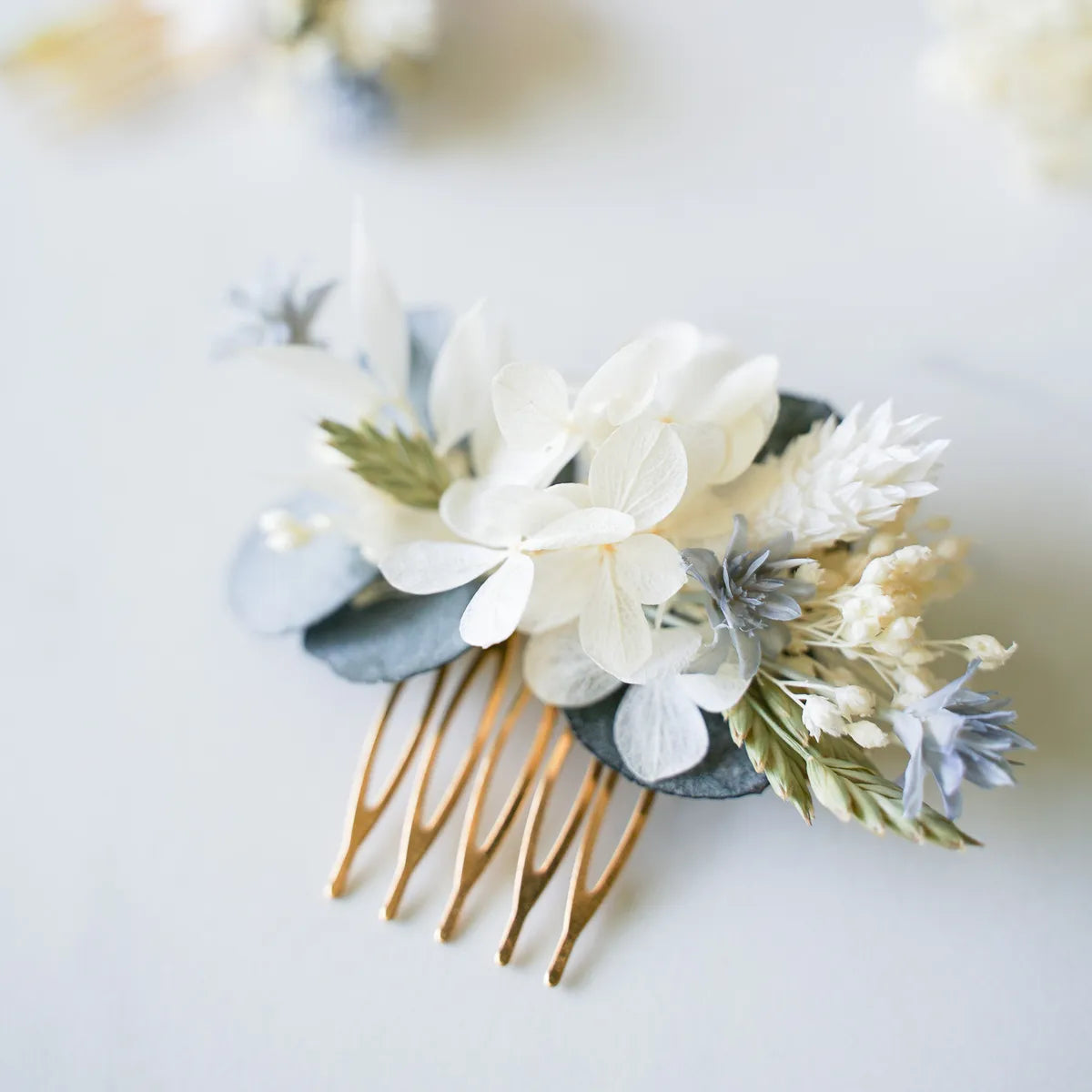 DIY-Haarkamm Lisa: 8 cm goldfarbener Kamm mit Trockenblumen in Blaugrau, Pastellgrün und Creme