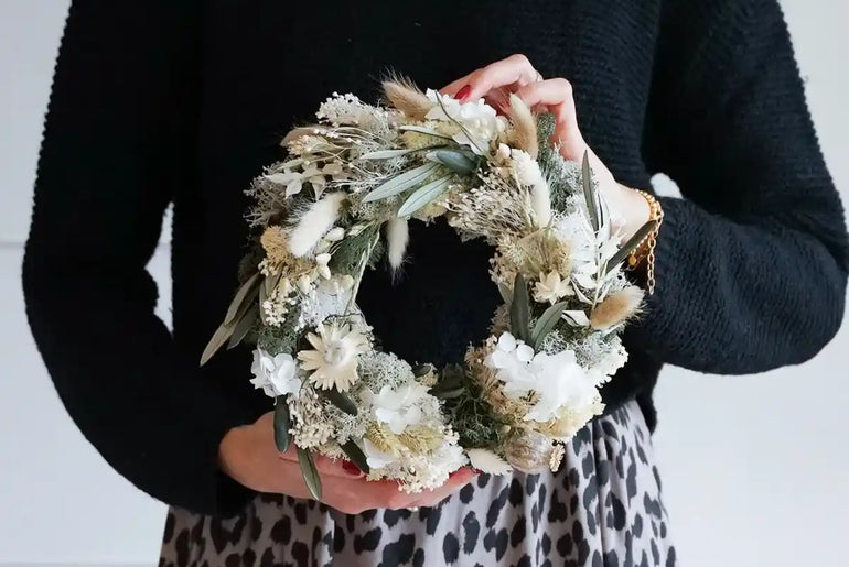 Kreativ-Set Lina: 20 cm Strohrömer mit 16 verschiedenen Trockenblumen und Moosen für deinen Tischkranz