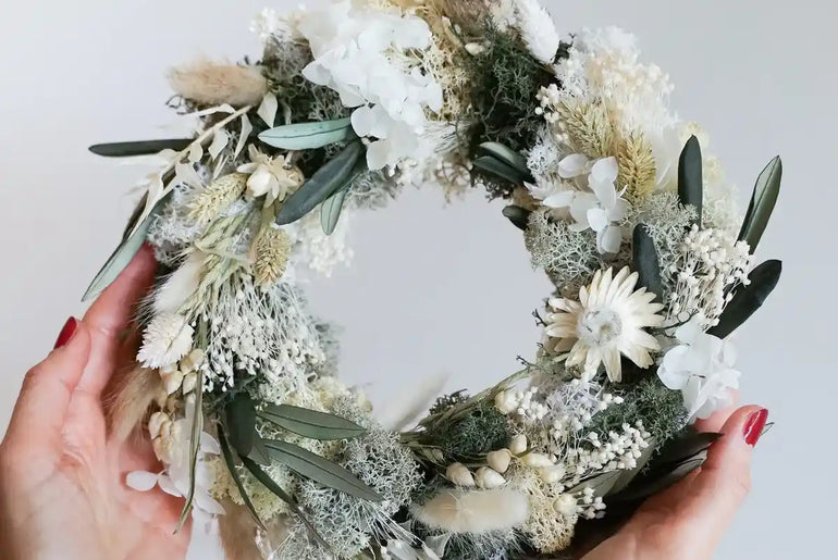 DIY-Bastelset Lina: Natürlicher Tischkranz mit Trockenblumen in Creme und Grün für dein Zuhause