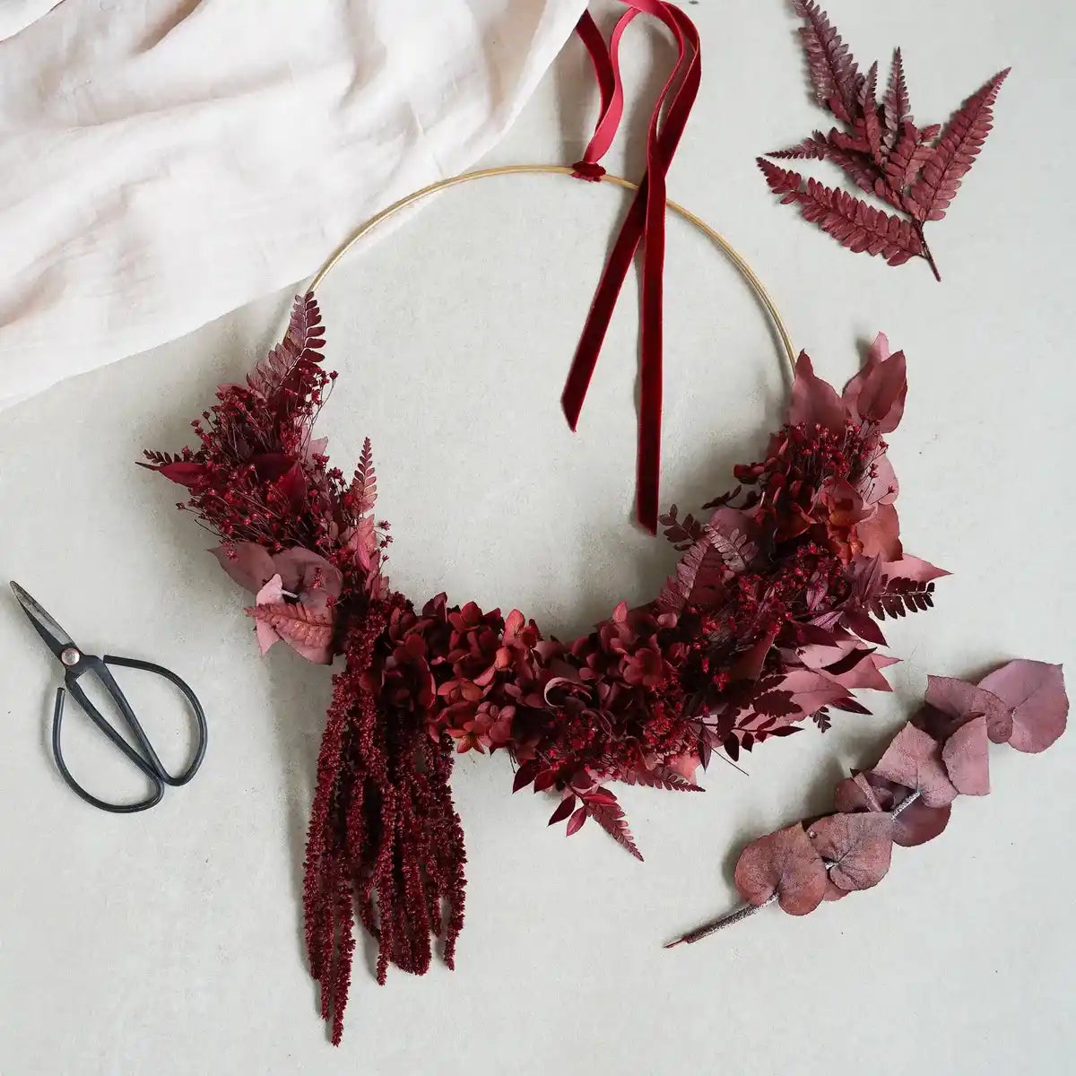 DIY-Türkranz Leyla: 25 cm Metallring mit 7 Trockenblumenarten in Burgunder, Rot und Rosé