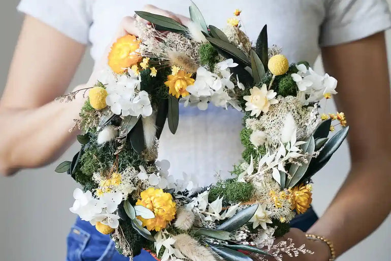 Nahaufnahme der Trockenblumenmaterialien im DIY-Set Ruth für individuelle Tischdekoration