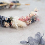 Trockenblumen Haarreif Lilian: Floristenqualität Materialien, 9 Trockenblumen in Creme, Blau und Pink