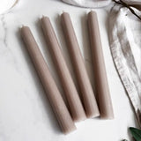 DIY-Trockenblumen-Set mit taupefarbenen Stabkerzen und schwarzen Halterungen für kreative Dekoration.