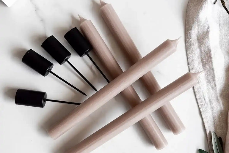 Stabkerzen in Taupe mit schwarzen Halterungen – Handgemachtes DIY-Set für kreative Trockenblumen-Deko.