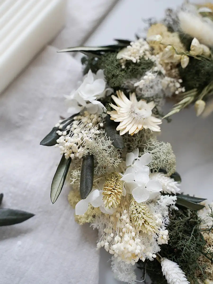 Trockenblumen Tischkranz Lina: DIY-Set mit Anleitung für individuellen Kranz in Creme und Grün