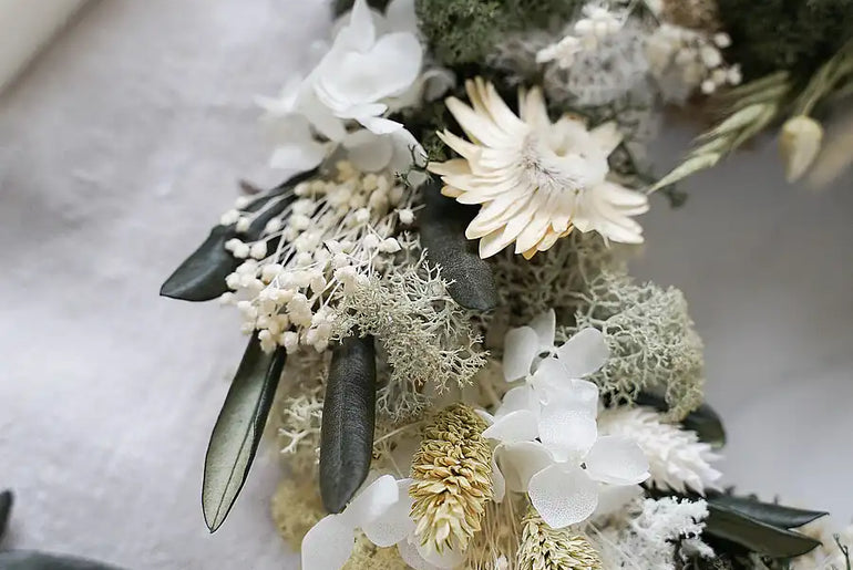 Trockenblumen Tischkranz Lina: DIY-Set mit Anleitung für individuellen Kranz in Creme und Grün