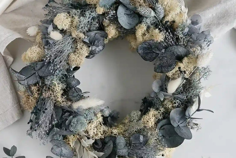 DIY-Set Adventskranz Iva: 25 cm Strohrömer mit Trockenblumen in Blaugrau und Creme für festliche Deko