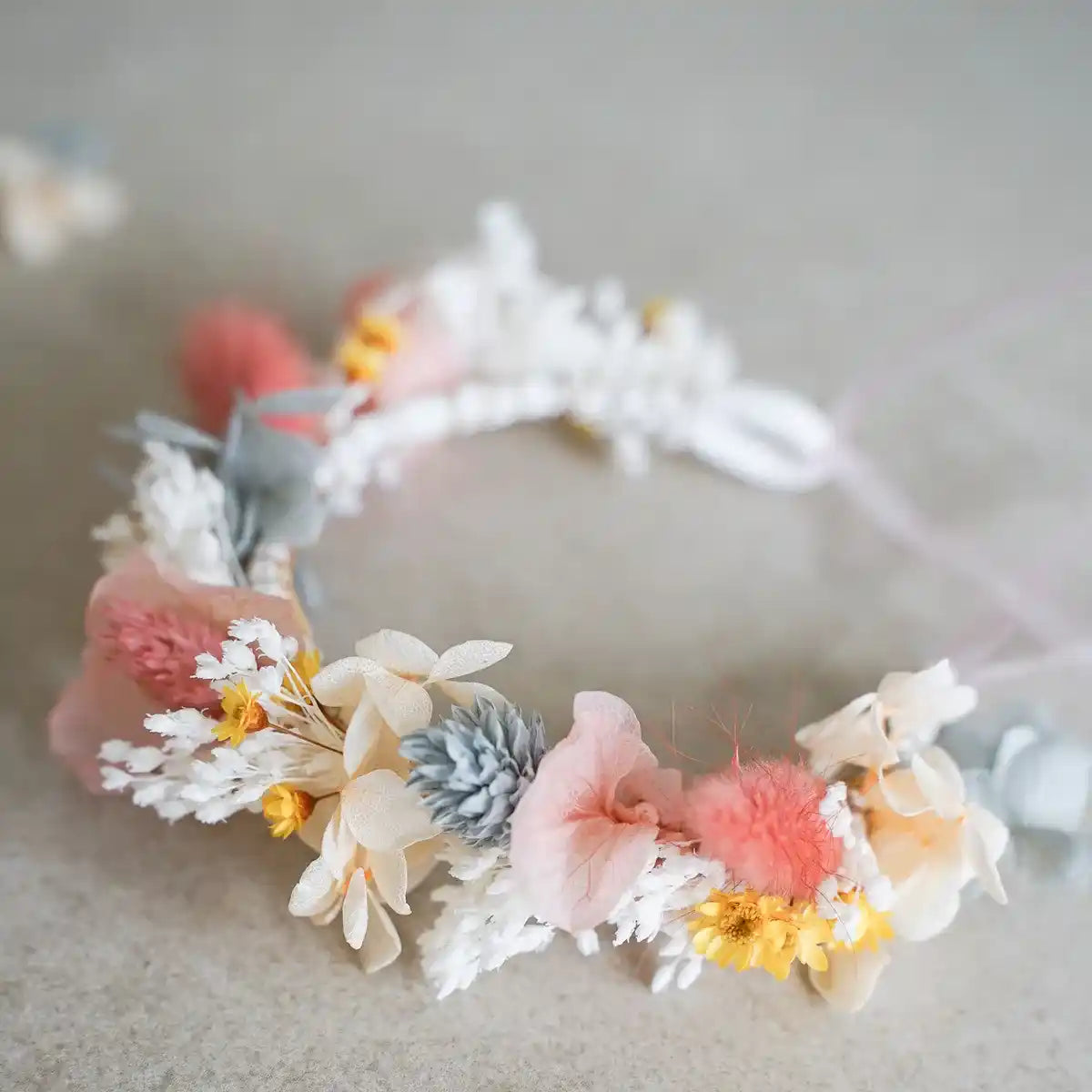 Buntes Trockenblumen-Blumenarmband Marta für JGA und Hochzeit