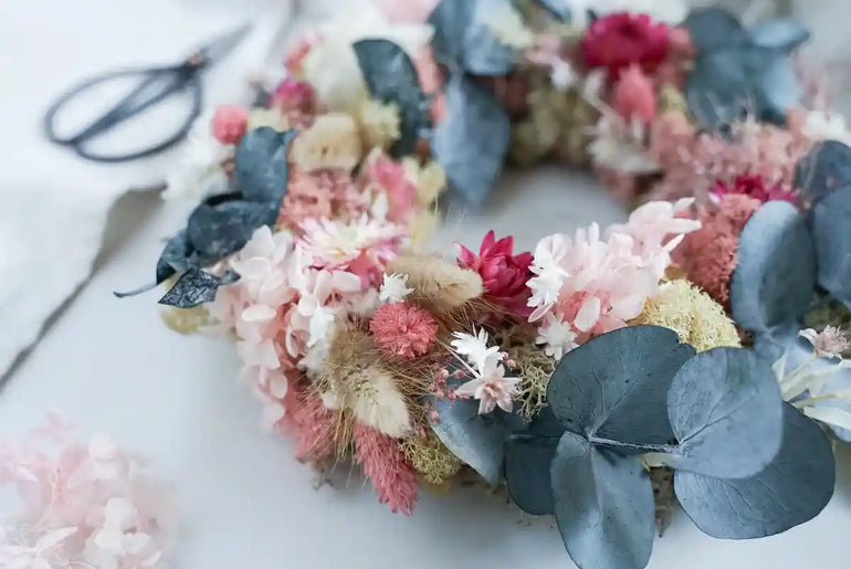 Kreativ-Set Elli: Handgefertigter Kranz mit rosa, weißen und grünen Trockenblumen für den Tisch