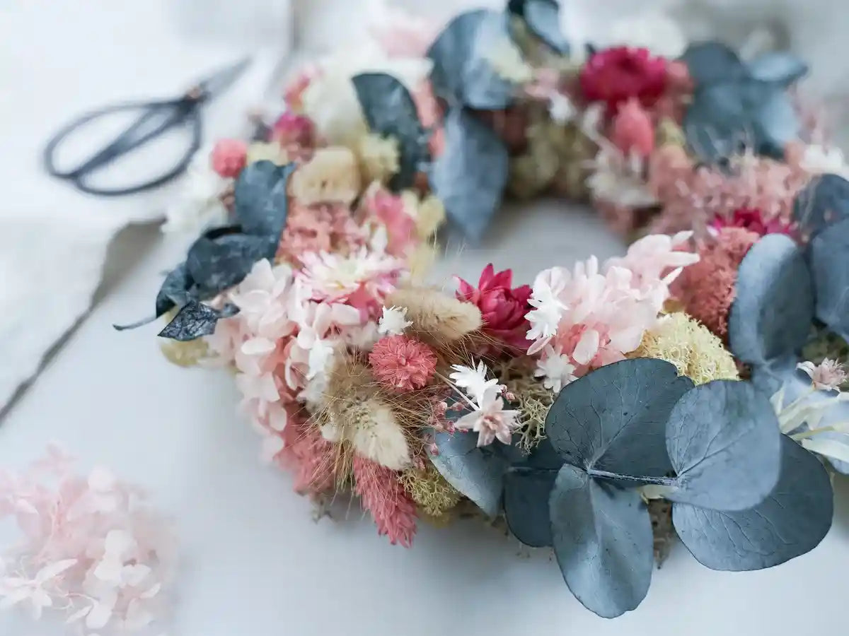 Kreativ-Set Elli: Handgefertigter Kranz mit rosa, weißen und grünen Trockenblumen für den Tisch