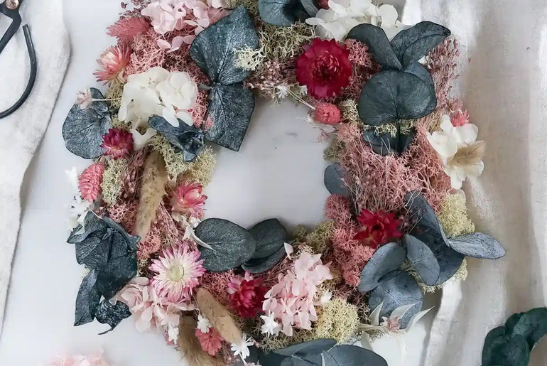 DIY-Set Tischkranz Elli: 20 cm Strohrömer mit Trockenblumen in Rosa, Weiß und Grün für elegante Deko