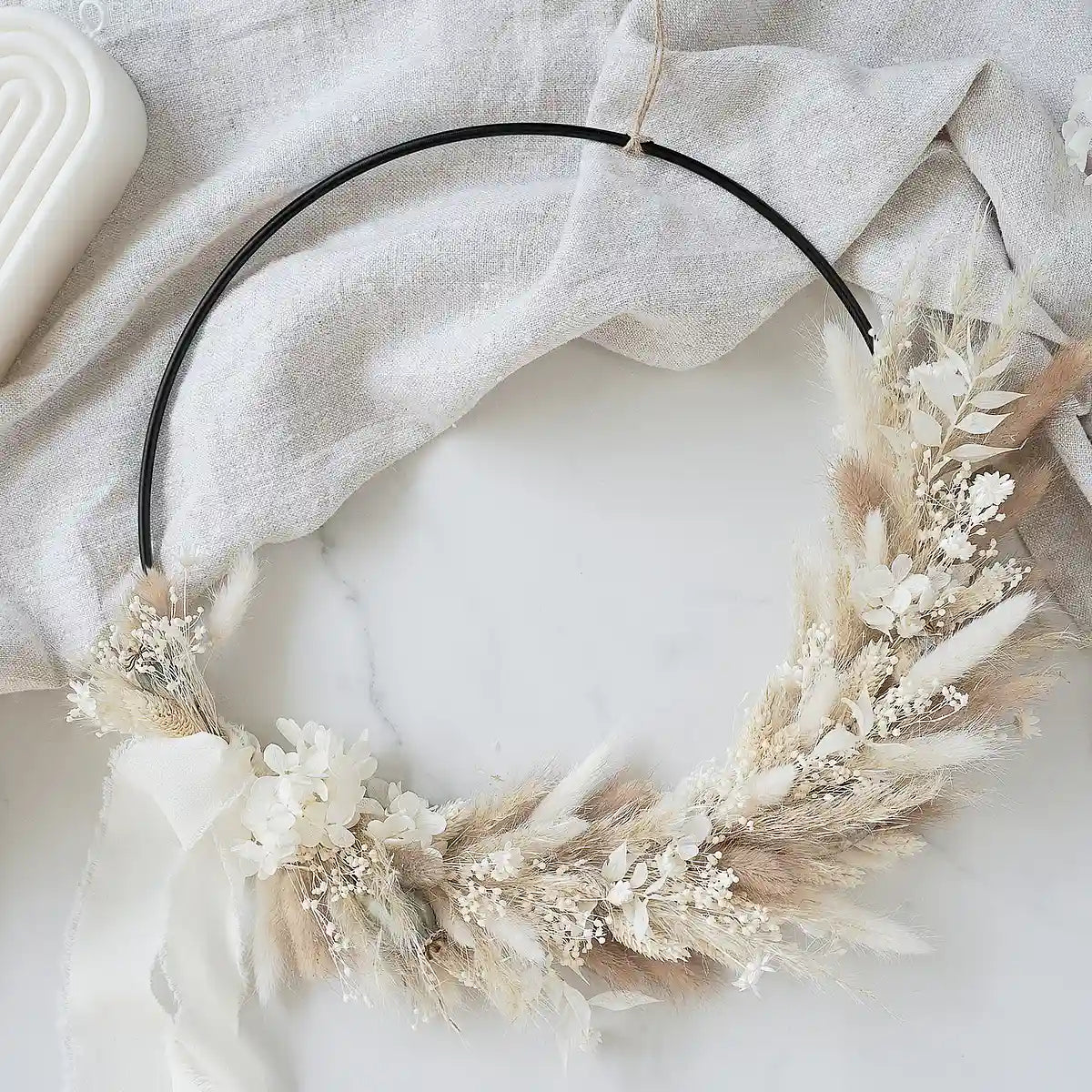 DIY-Wandkranz Miri schwarz: 25 cm Metallring mit 10 Trockenblumenarten in Creme und Weiß für Boho-Deko