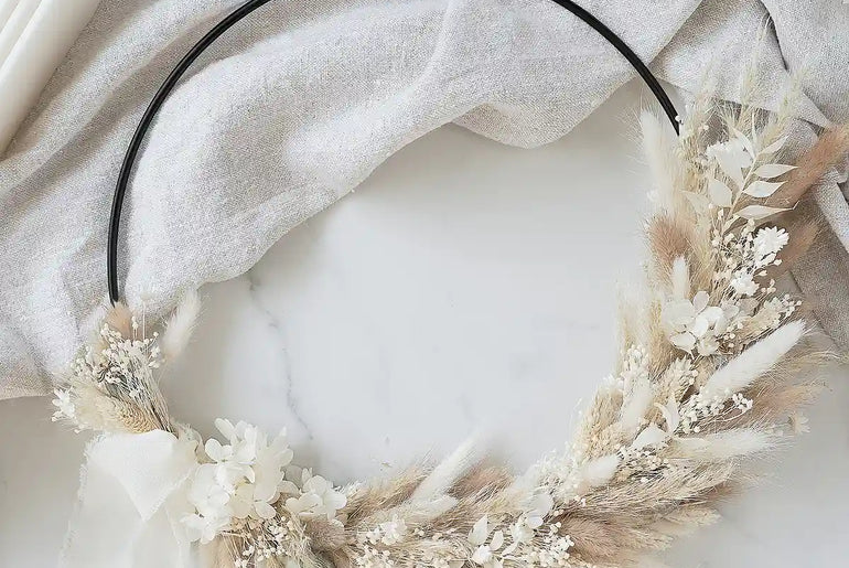 DIY-Wandkranz Miri schwarz: 25 cm Metallring mit 10 Trockenblumenarten in Creme und Weiß für Boho-Deko