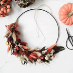 DIY-Herbstkranz Mathilda schwarz: 25 cm Metallring mit 14 Trockenblumenarten in Rot, Orange und Naturtönen