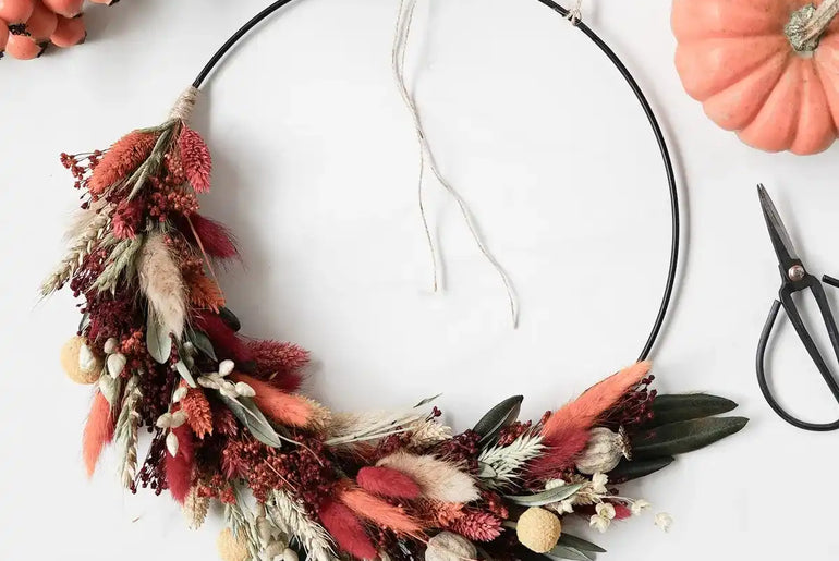 DIY-Herbstkranz Mathilda schwarz: 25 cm Metallring mit 14 Trockenblumenarten in Rot, Orange und Naturtönen
