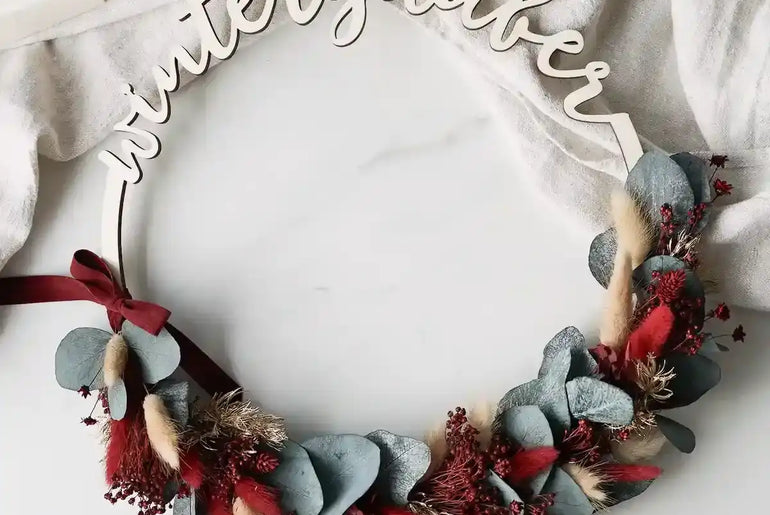 DIY-Set Winterkranz Alma: 30 cm Holzring mit Trockenblumen in Dunkelrot, Grün, Gold und Creme für festliche Deko